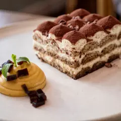 Eleganckie tiramisu i mus z galaretką – idealne, jakie ciasta na wesele wybrać, by zachwycić gości.