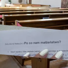Protokół przedślubny: pytania i odpowiedzi "Po co nam małżeństwo?". W kościele pary przygotowują się do ślubu.