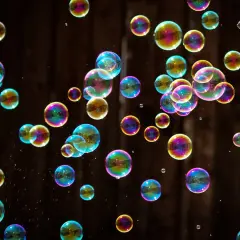 Tęczowe bańki mydlane unoszą się w powietrzu, tworząc magiczną atmosferę idealną na ślub.