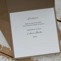 Elegancka kartka z życzeniami na ślub. Idealna, by dołączyć do koperty z pieniędzmi. "Kochani! Bądźcie zawsze dla siebie najważniejszymi osobami na świecie. Najpiękniejsze życzenia w dniu ślubu składa...
