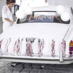 Jak udekorować auto na ślub? Trendy, koszty, DIY i błędy do uniknięcia