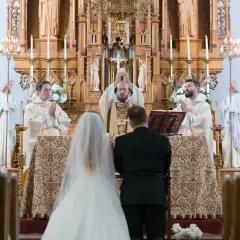 Były ksiądz i ślub kościelny: Akt łaski czy prawo? Poznaj proces.