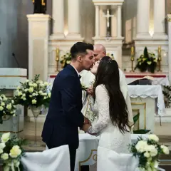 Para młoda całuje się podczas ślubu kościelnego. Czy wdowa może wziąć ślub kościelny? Tak, jeśli spełni warunki.