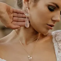 Jaka biżuteria do sukni ślubnej? Wybierz idealną z poradami stylistki