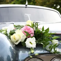 Ustrojenie auta do ślubu: Kompletny przewodnik. DIY czy florysta?