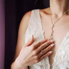 Jak dobrać biżuterię do sukni ślubnej? Perfekcyjny look!