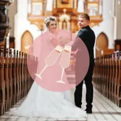 Para, kto nie może być świadkiem na ślubie kościelnym, to osoba nieochrzczona. Para młoda w kościele.