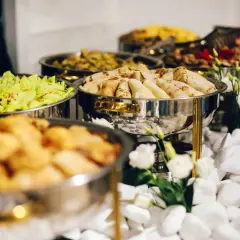 Elegancki bufet z naleśnikami, sałatką i innymi daniami. Zastanawiasz się, ile kosztuje catering na 20 osób?