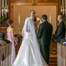 Ślub kościelny panny młodej w bieli i pana młodego w garniturze. Czy do ślubu kościelnego trzeba mieć bierzmowanie? Pytanie zadane podczas ceremonii.