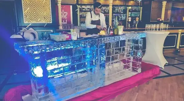 Barman na wesele: Ile kosztuje? Cennik, pakiety, jak nie przepłacić