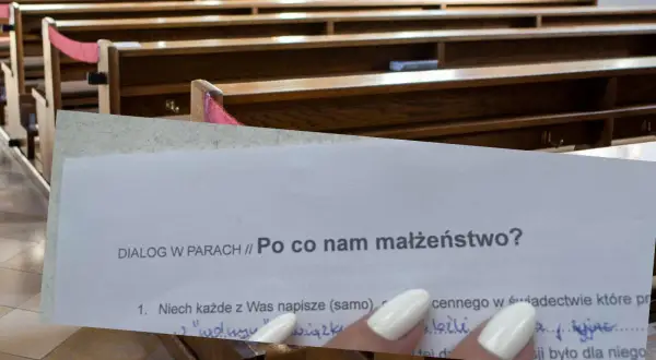 Protokół przedślubny: pytania i odpowiedzi "Po co nam małżeństwo?". W kościele pary przygotowują się do ślubu.