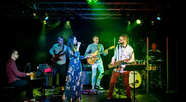 Zespół muzyczny na weselu: wokalistka, gitarzysta, saksofonista, basista, klawiszowiec i perkusista. Zastanawiasz się, ile kosztuje zespół na wesele?