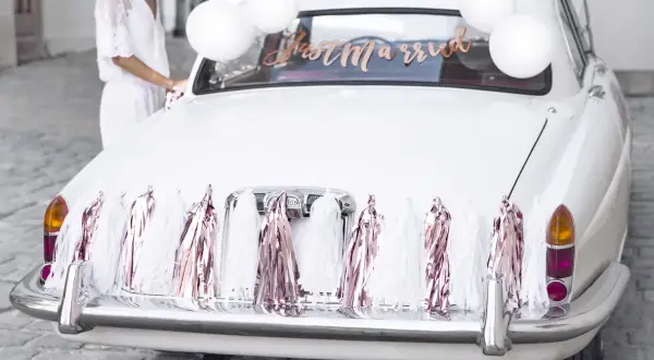 Jak udekorować auto na ślub? Trendy, koszty, DIY i błędy do uniknięcia