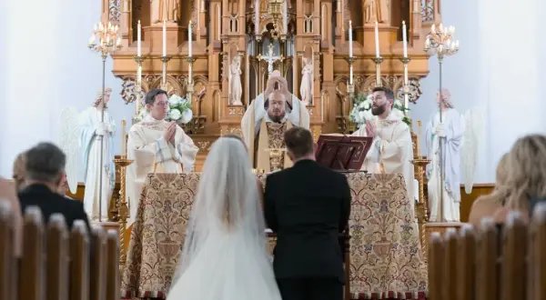 Ślub bez bierzmowania? Kościół robi wyjątki! Poradnik dla narzeczonych