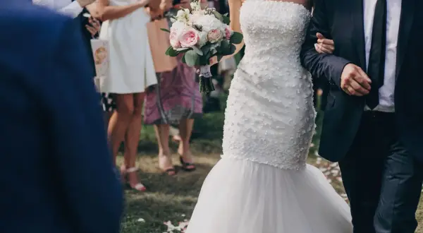 Suknia ślubna rybka: Jak dobrać krój syreny do Twojej sylwetki?