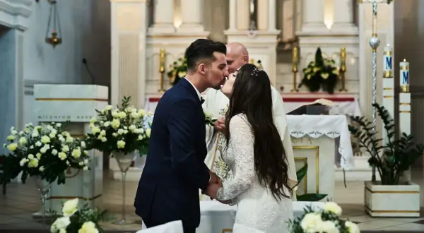 Para młoda całuje się podczas ślubu kościelnego. Czy wdowa może wziąć ślub kościelny? Tak, jeśli spełni warunki.