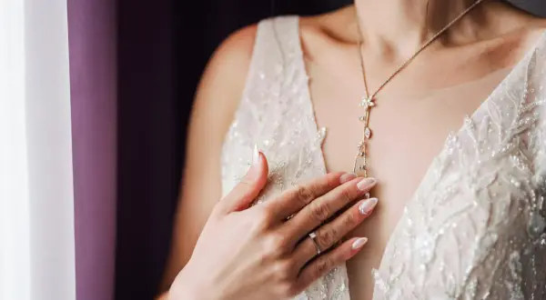 Jak dobrać biżuterię do sukni ślubnej? Perfekcyjny look!
