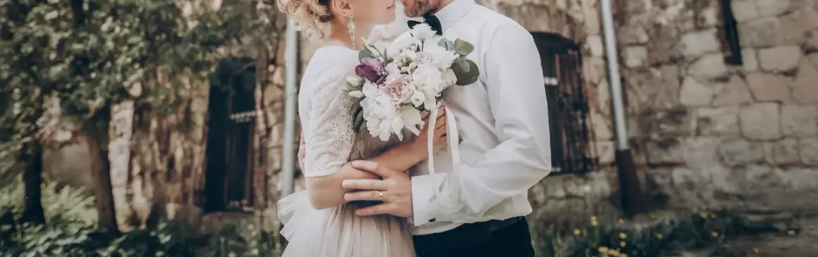 Para ślubna z bukietem. Przed ślubem konkordatowym w USC trzeba załatwić formalności.