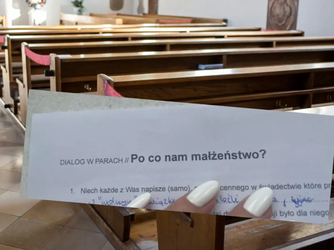 Protokół przedślubny: pytania i odpowiedzi "Po co nam małżeństwo?". W kościele pary przygotowują się do ślubu.