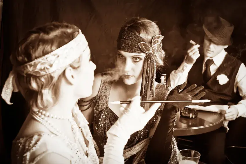 Impreza w stylu lat 20.: Jak zorganizować bal u Gatsby'ego?