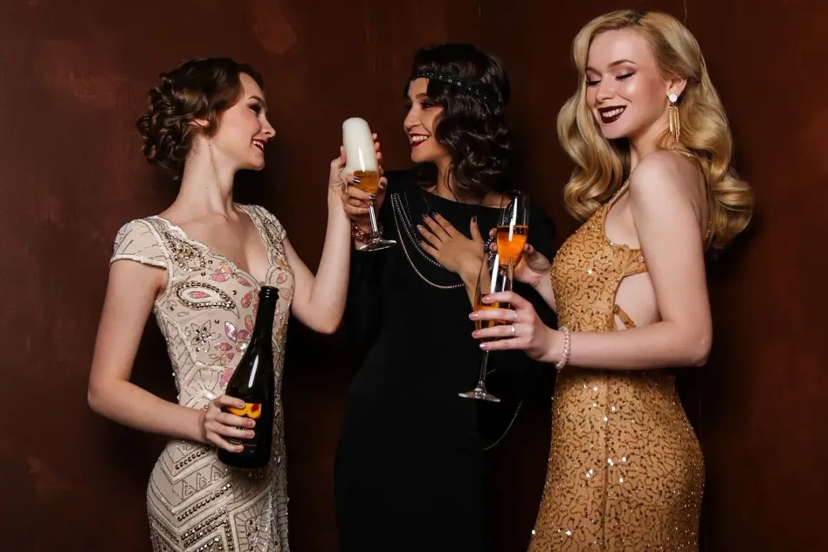 Niezapomniana impreza w stylu lat 20.? Kompletny przewodnik Gatsby'ego!