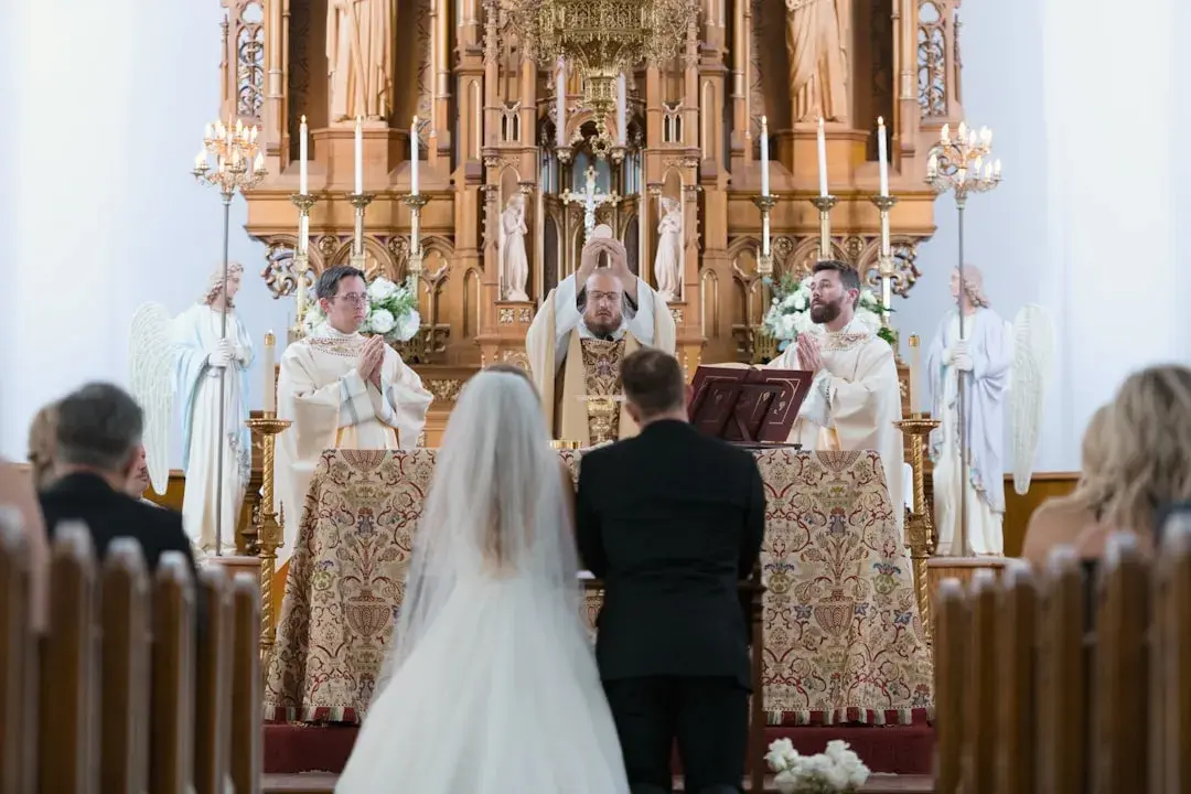Były ksiądz i ślub kościelny: Akt łaski czy prawo? Poznaj proces.