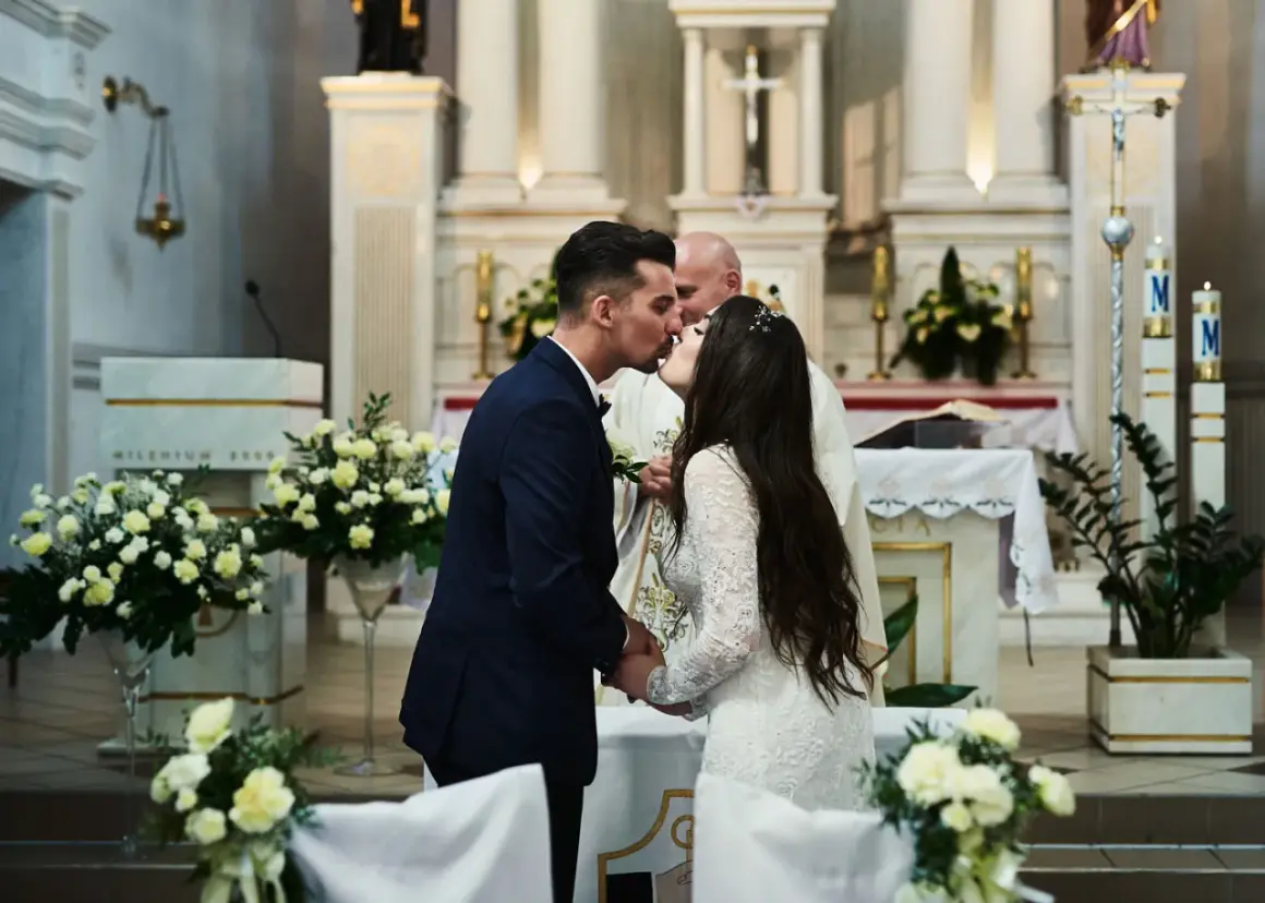 Para młoda całuje się podczas ślubu kościelnego. Czy wdowa może wziąć ślub kościelny? Tak, jeśli spełni warunki.