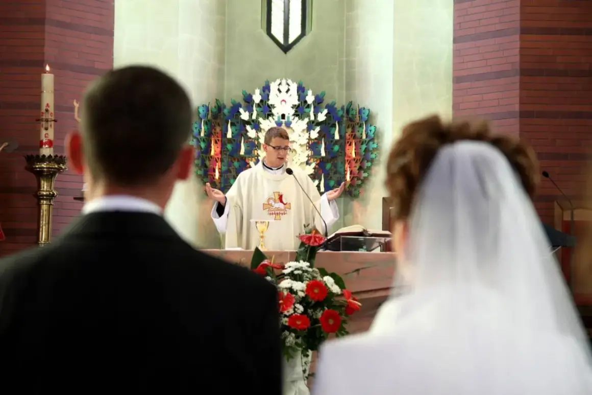 Ślub w kościele. Ksiądz udziela błogosławieństwa parze młodej. Czy świadkami na ślubie mogą być dwie kobiety? Tak, to możliwe.