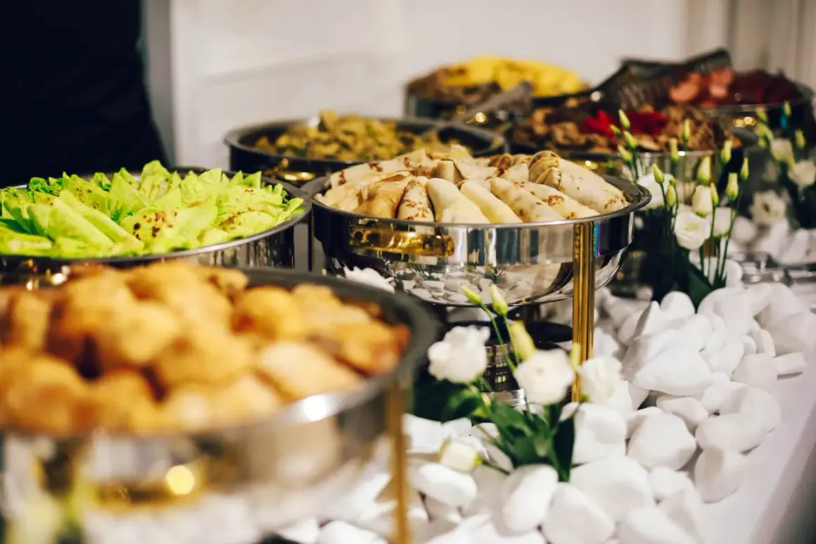 Elegancki bufet z naleśnikami, sałatką i innymi daniami. Zastanawiasz się, ile kosztuje catering na 20 osób?