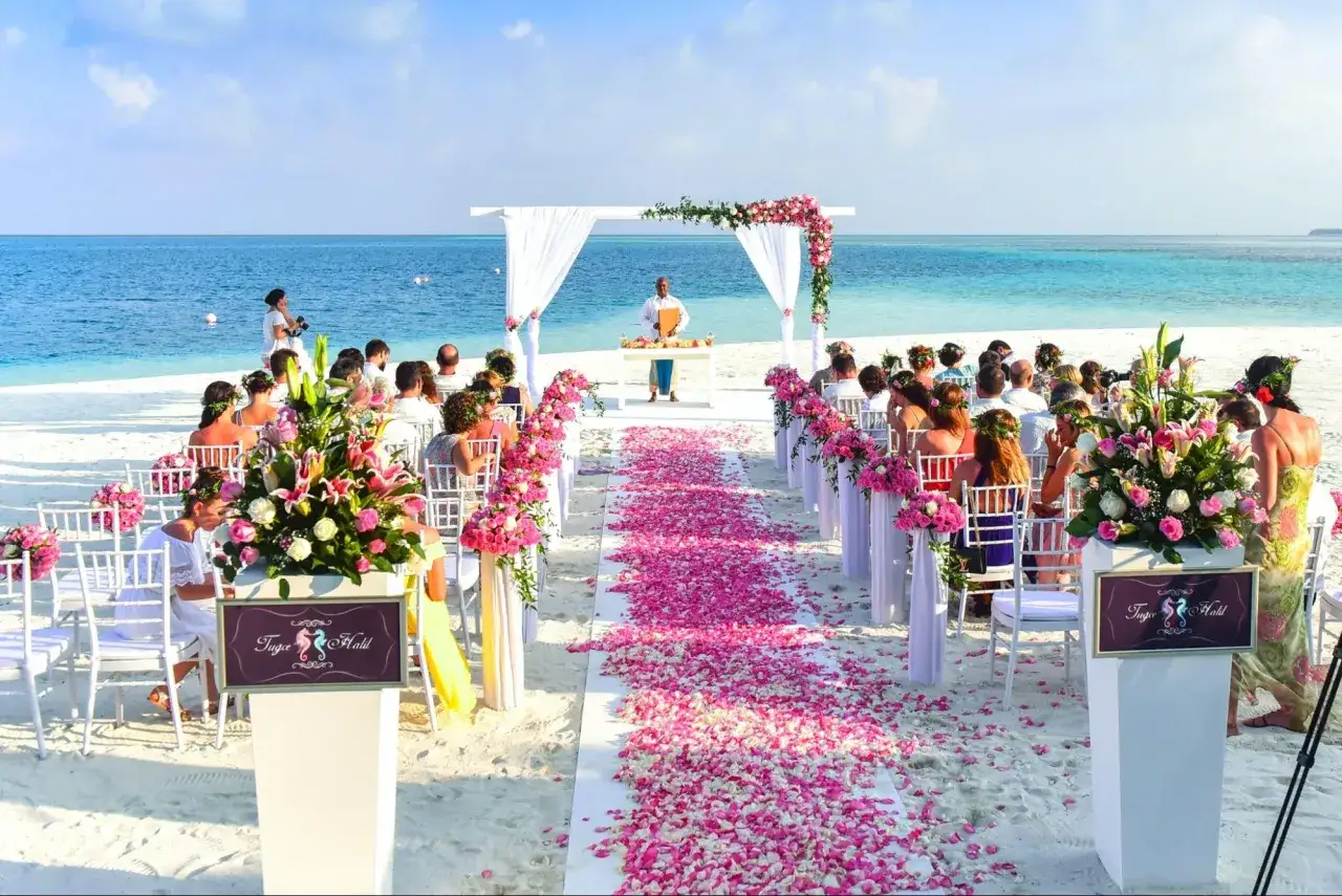 Piękny ślub humanistyczny na plaży. Cena takiej ceremonii zależy od wielu czynników, ale widok jest wart każdej złotówki.
