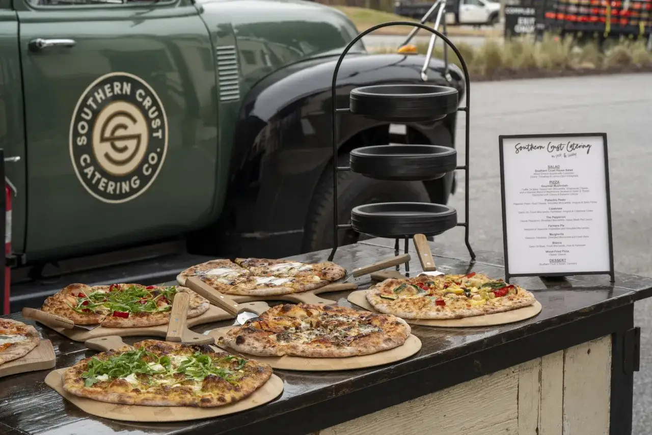 Pyszna pizza na weselu, serwowana z zabytkowej ciężarówki cateringowej.
