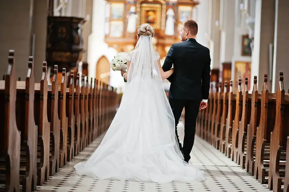 para narzeczonych w kościele przed ołtarzem