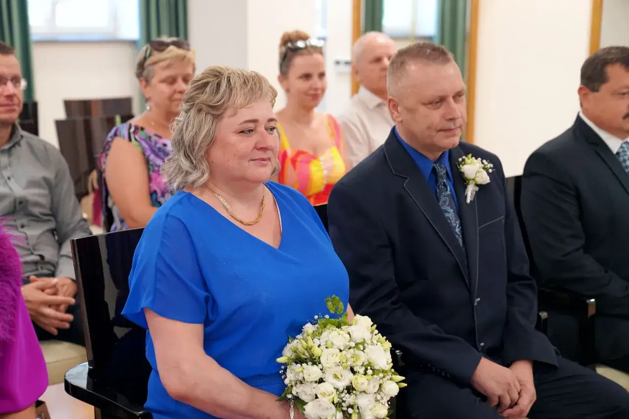 Para ślub konkordatowy: co trzeba załatwić w USC? Para siedzi w USC, czekając na ceremonię.