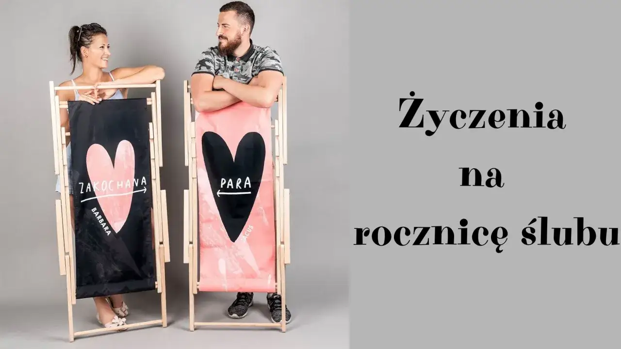 Para zakochanych na leżakach z sercami. Idealny pomysł, jak spędzić rocznicę ślubu w romantycznym stylu.
