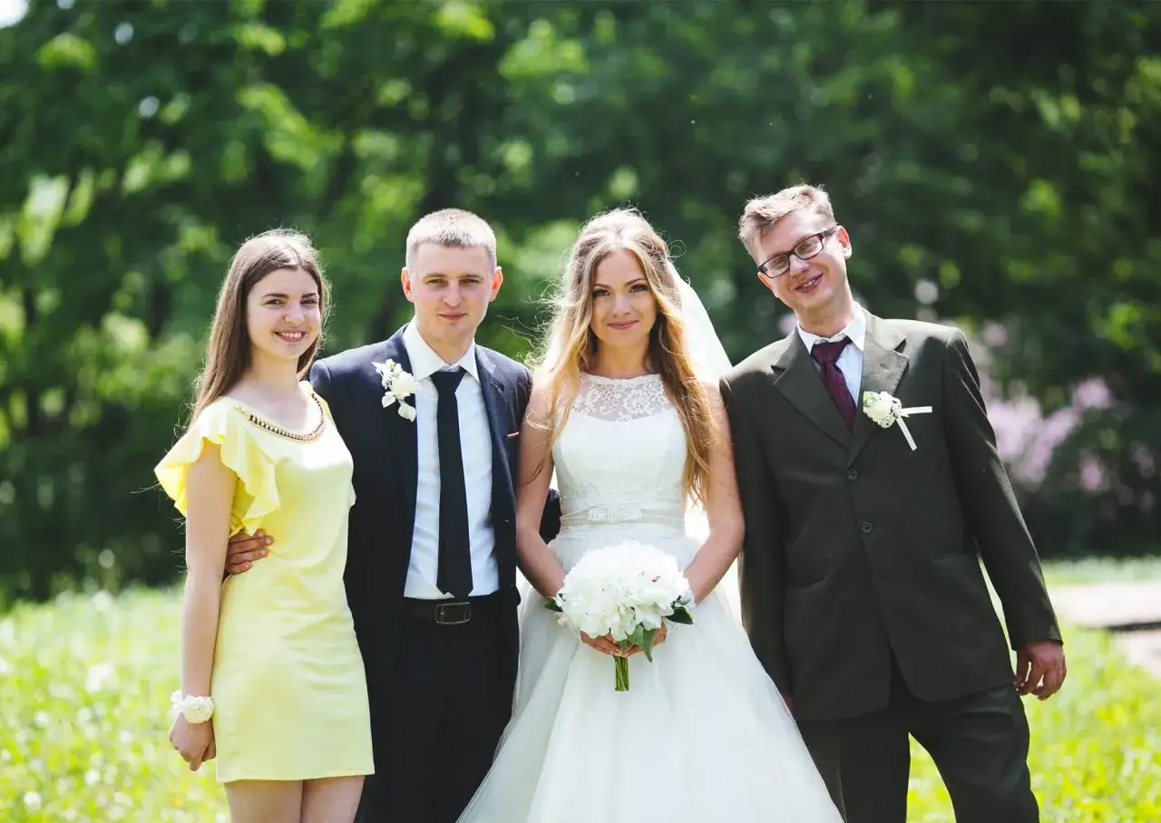 Para ślubna z druhną i świadkiem. Kto nie może być świadkiem na ślubie kościelnym? Zwykle osoba nieochrzczona lub niebierzmowana.
