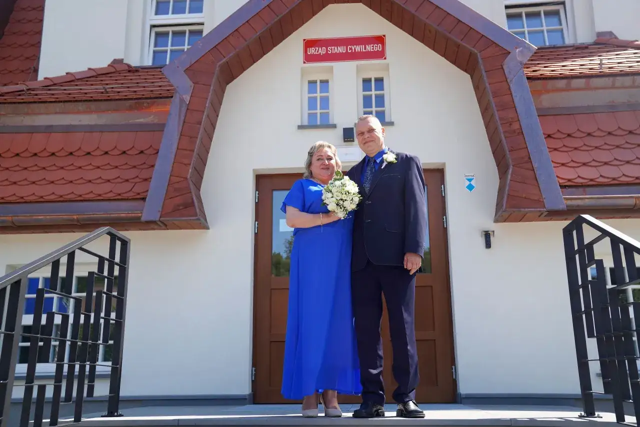Para przed Urzędem Stanu Cywilnego, gotowa na ślub konkordatowy. W USC trzeba załatwić formalności, by móc powiedzieć 