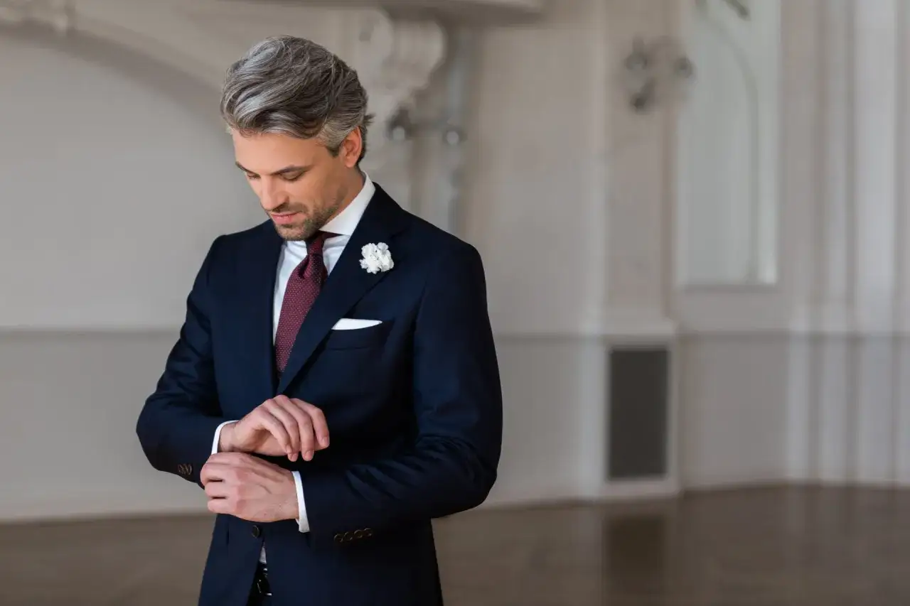 Elegancki mężczyzna w koszuli z długim rękawem i garniturze na weselu