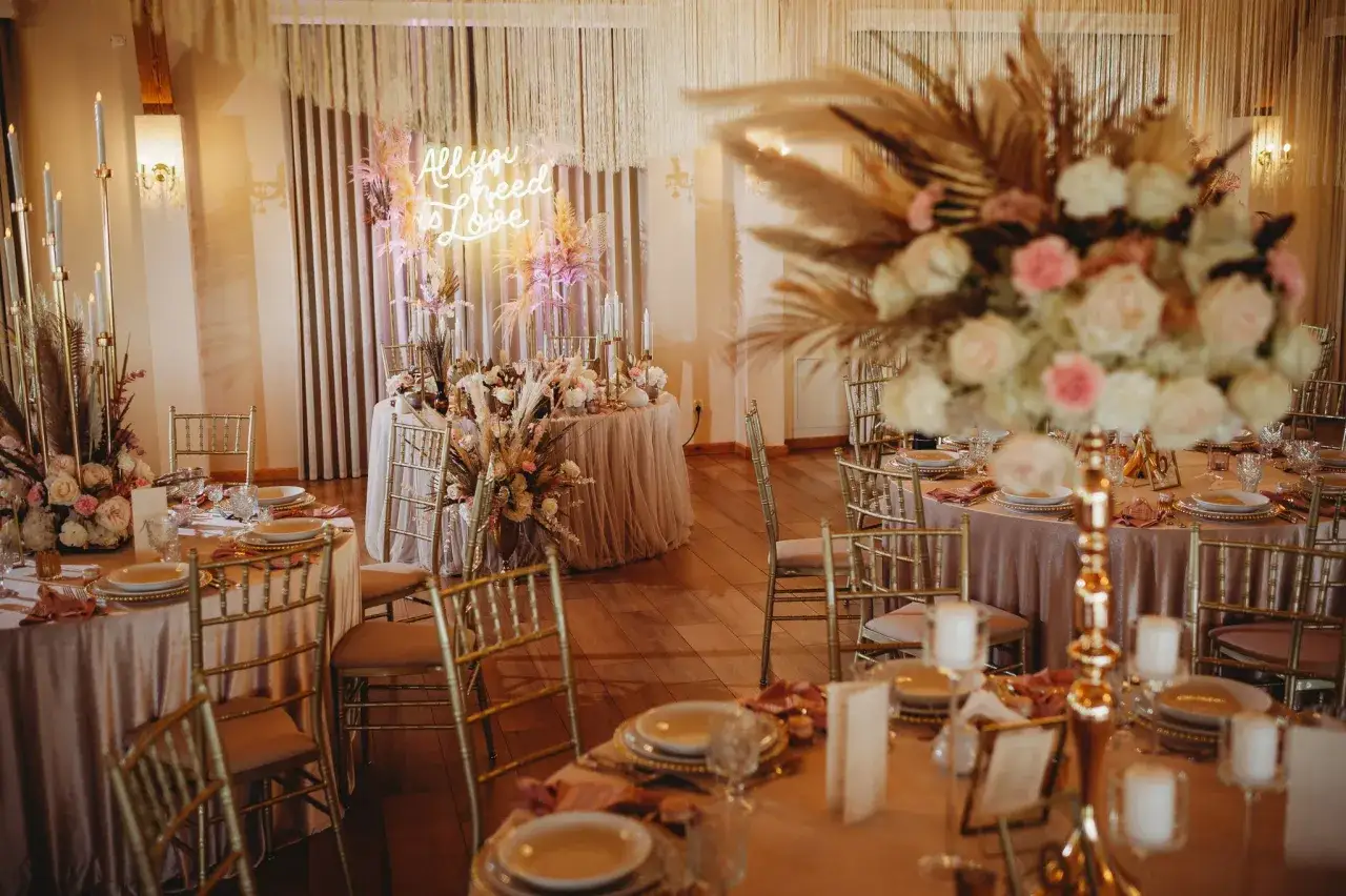 Elegancka sala weselna z neonem 
