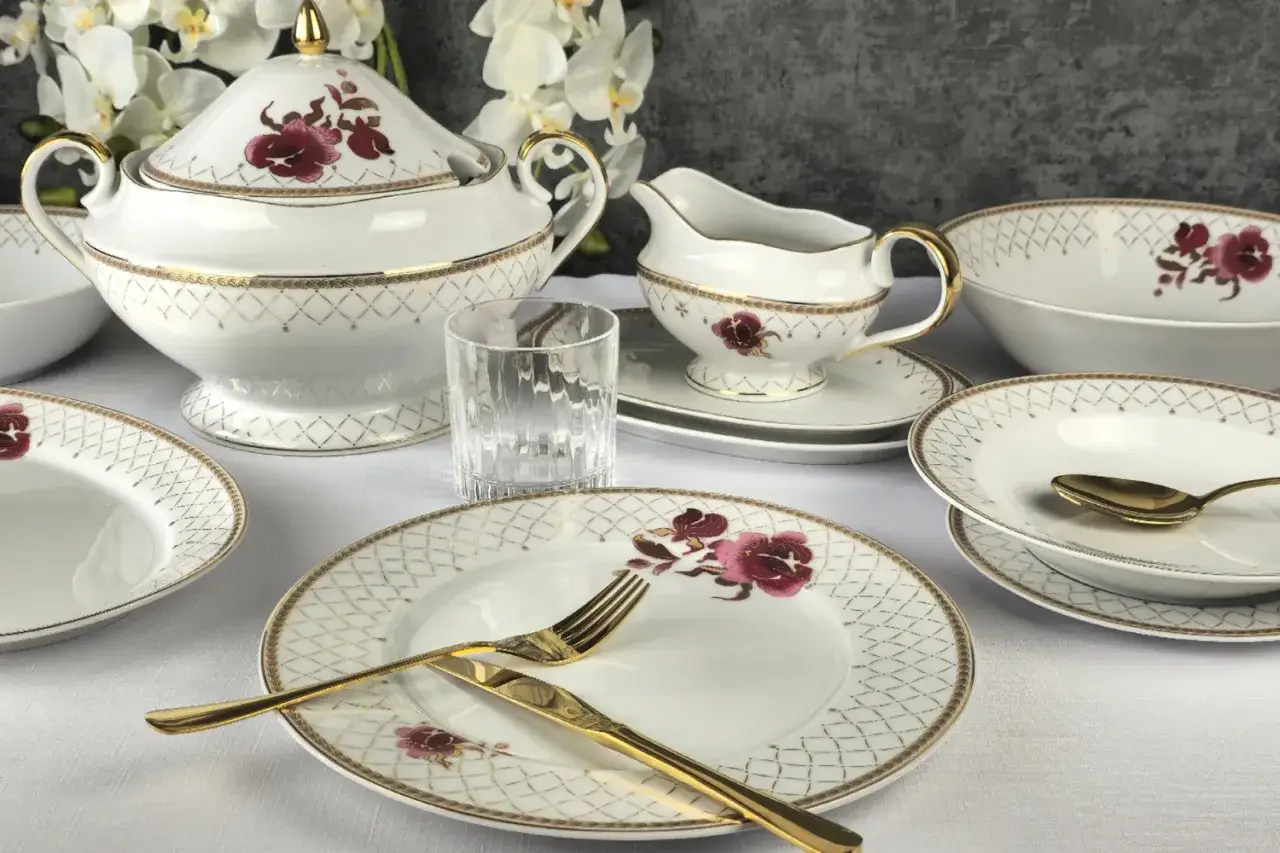 elegancki serwis porcelanowy